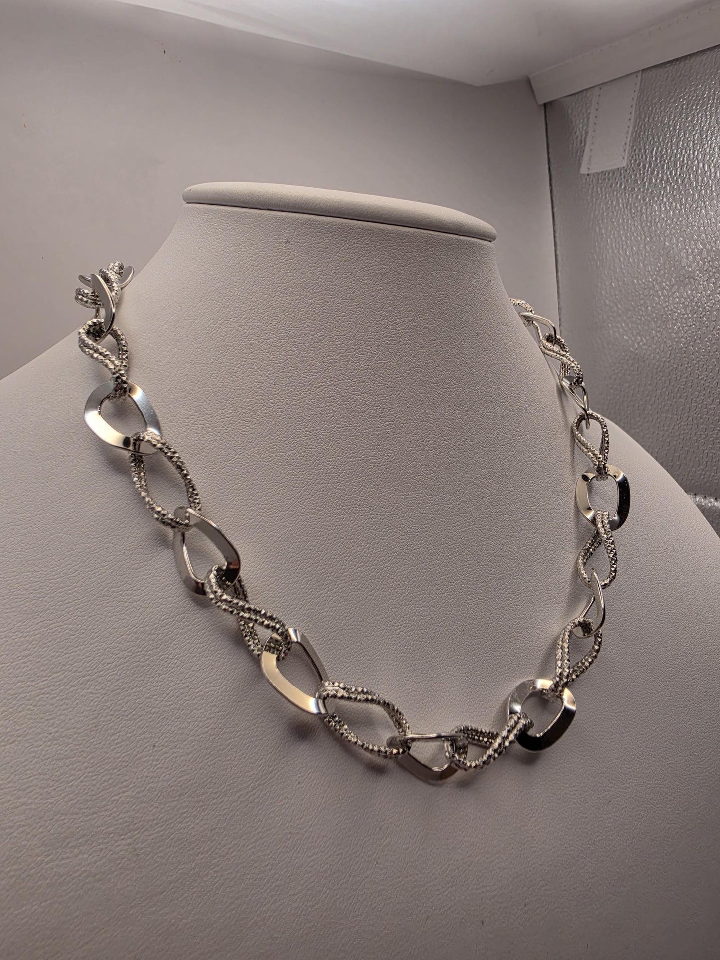 Sterling Silver Alternating Polished and Textured Oval Link Chain Necklace 17.75 Inch