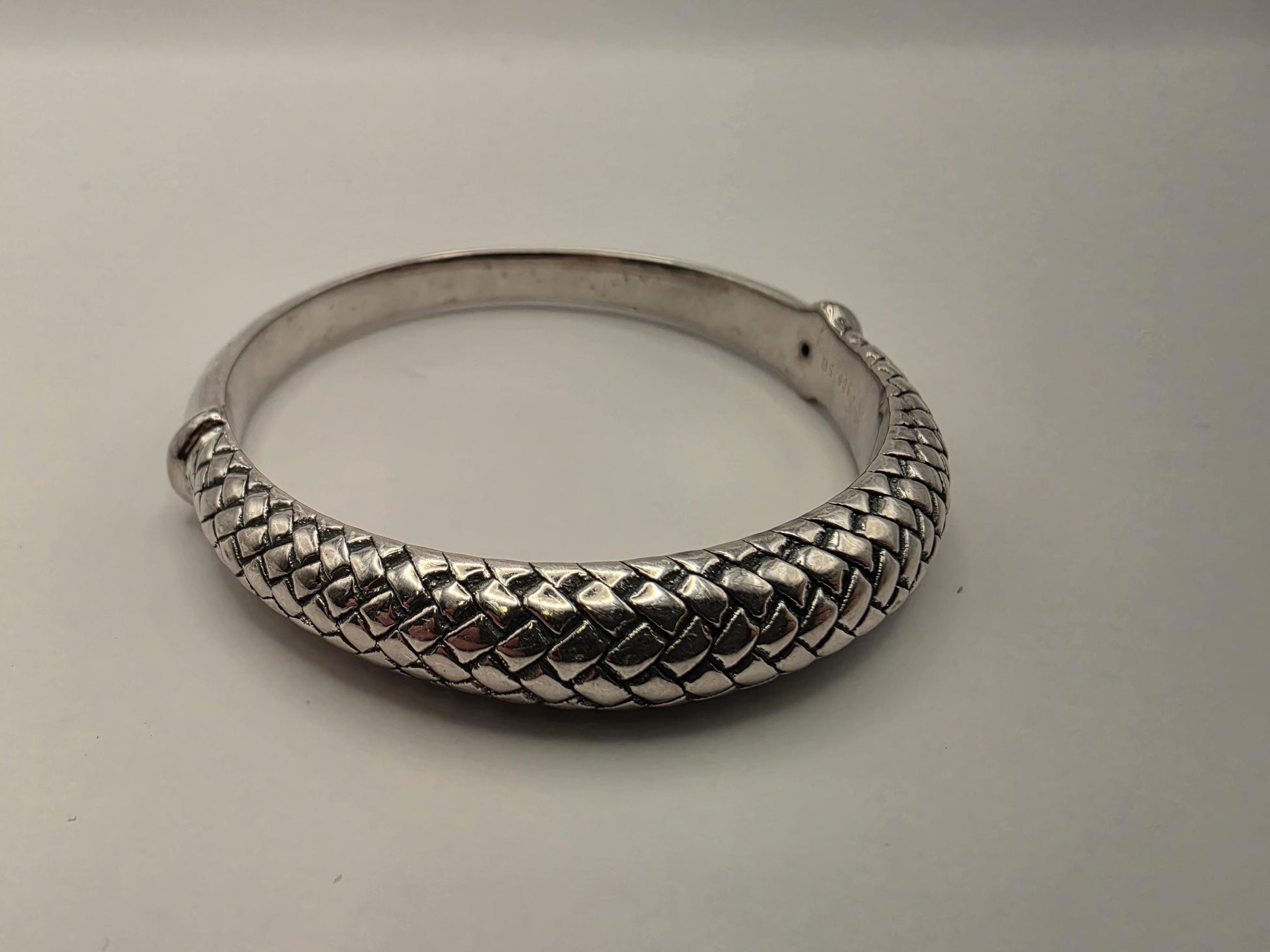 925 Sterling Silver Hinged Bangle Bracelet | Scale Texture | Polished Inner | 9in Wrist