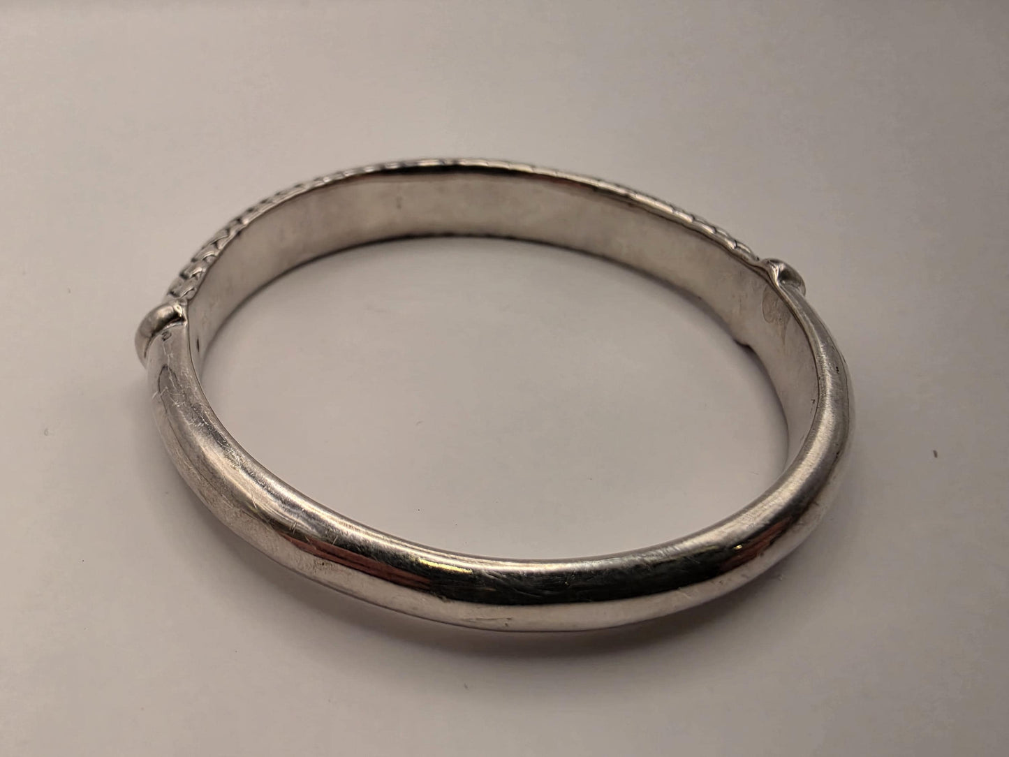 925 Sterling Silver Hinged Bangle Bracelet | Scale Texture | Polished Inner | 9in Wrist