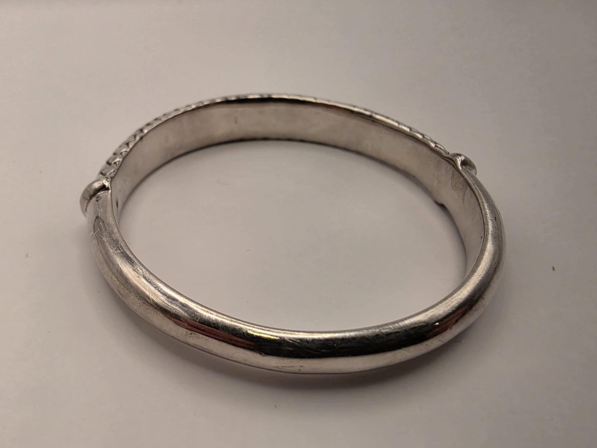 925 Sterling Silver Hinged Bangle Bracelet | Scale Texture | Polished Inner | 9in Wrist