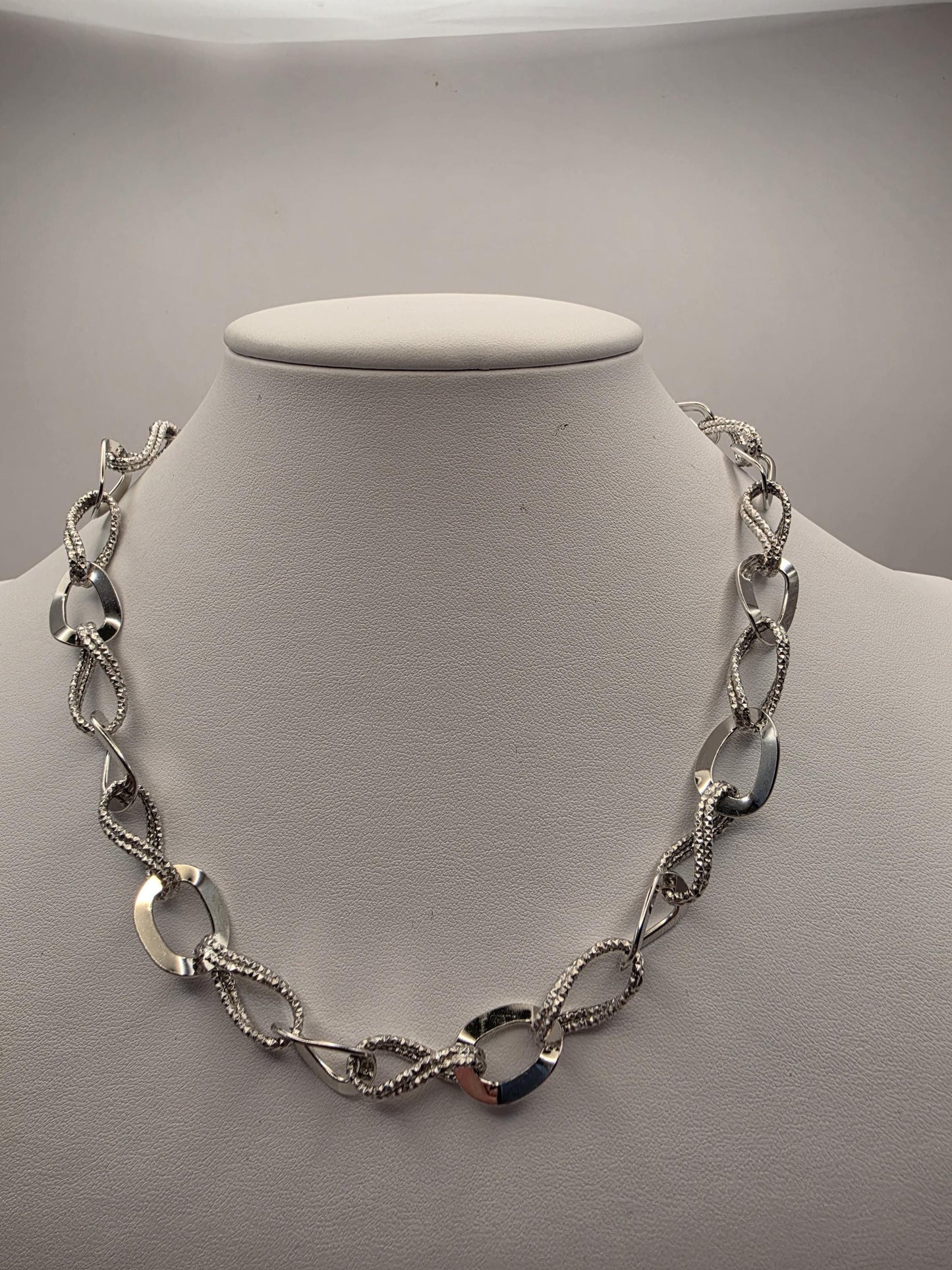 Sterling Silver Alternating Polished and Textured Oval Link Chain Necklace 17.75 Inch