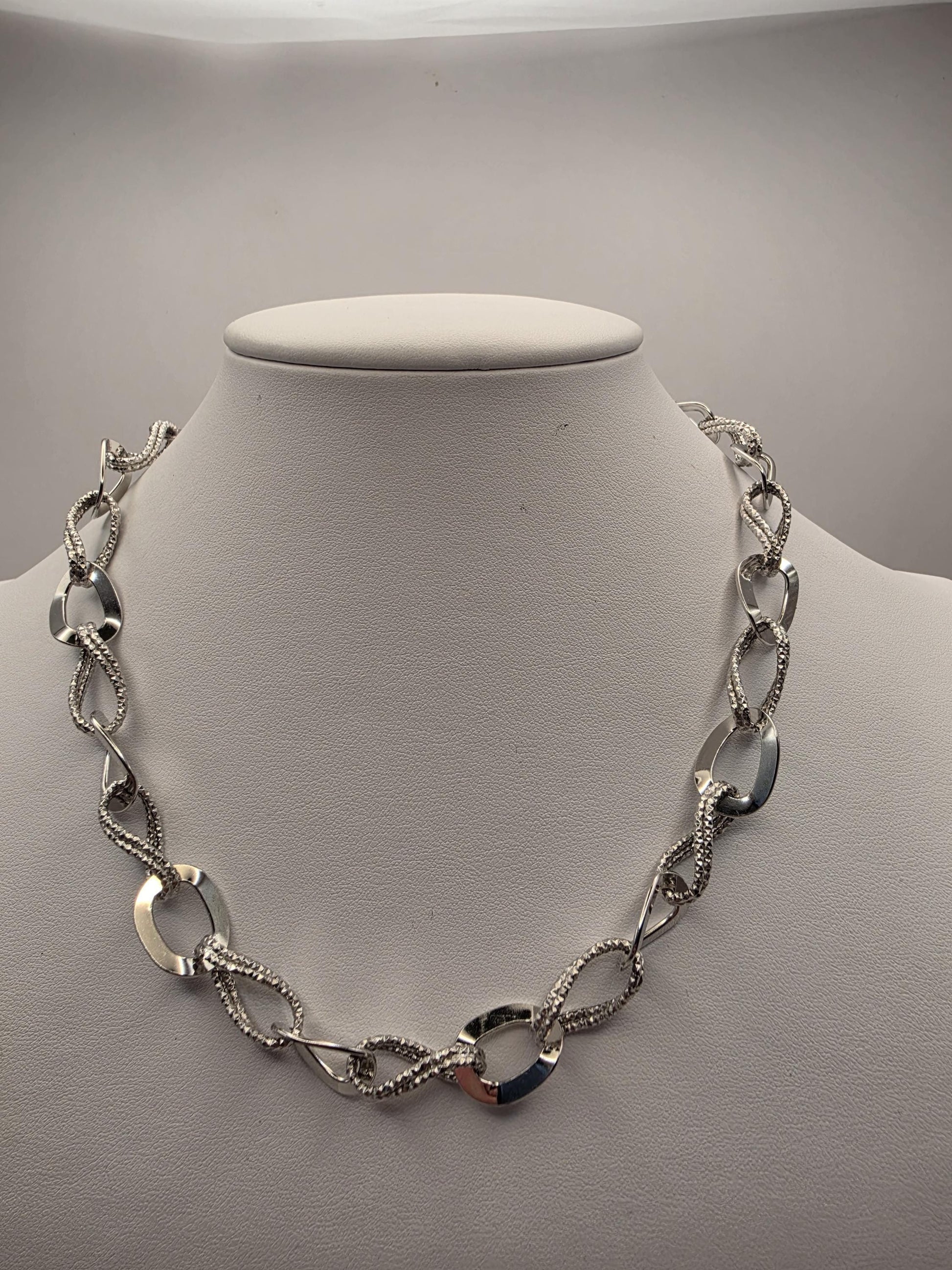 Sterling Silver Alternating Polished and Textured Oval Link Chain Necklace 17.75 Inch