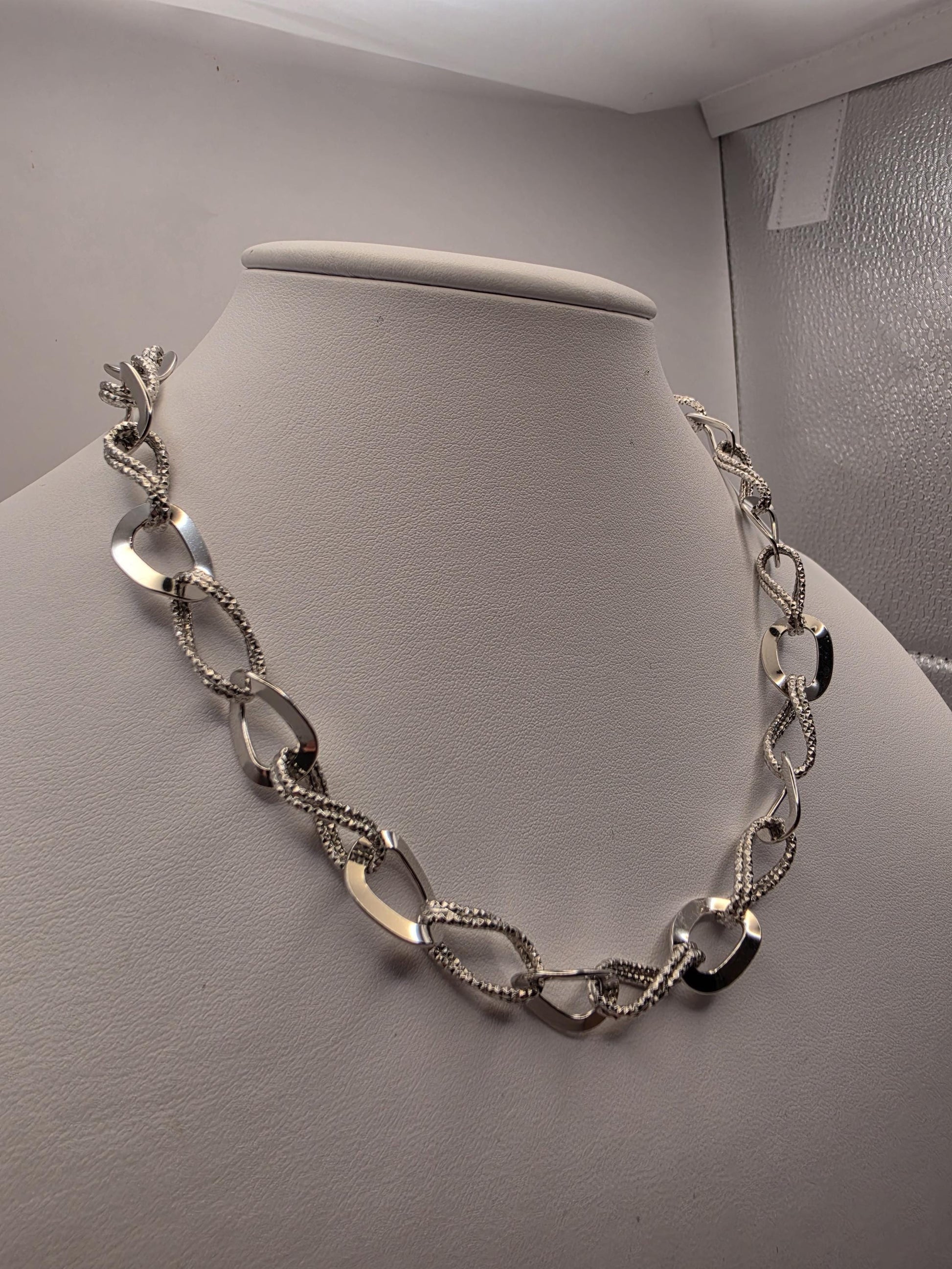 Sterling Silver Alternating Polished and Textured Oval Link Chain Necklace 17.75 Inch