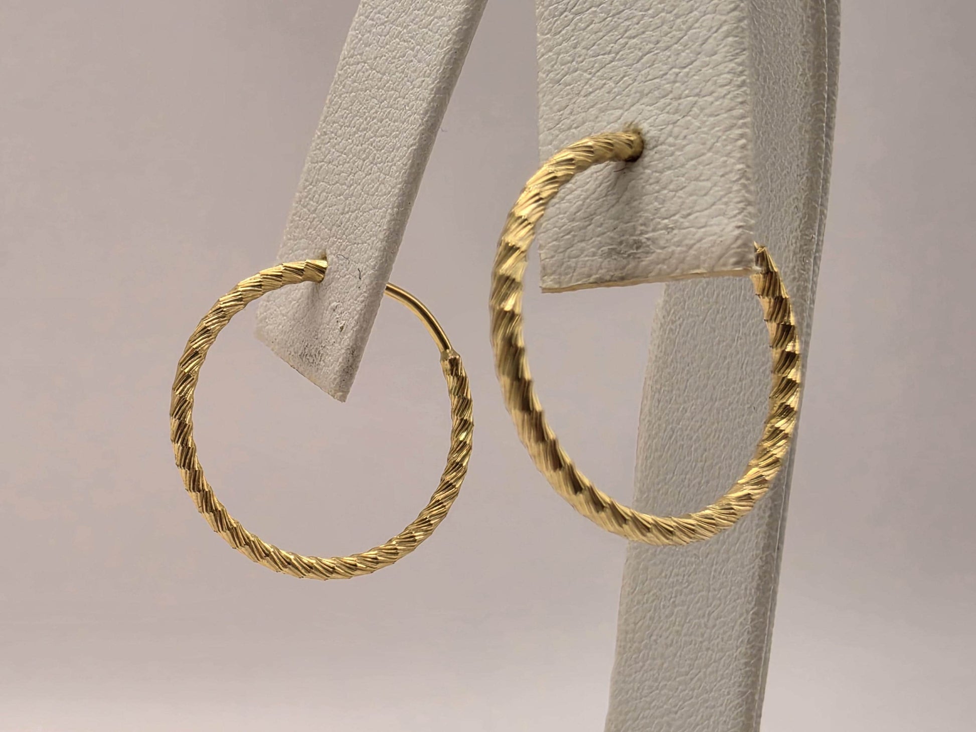 18K Yellow Gold Textured Thin Hoop Earrings 0.75 Inch 1.2g Solid Gold Fine Jewelry Gift for Her