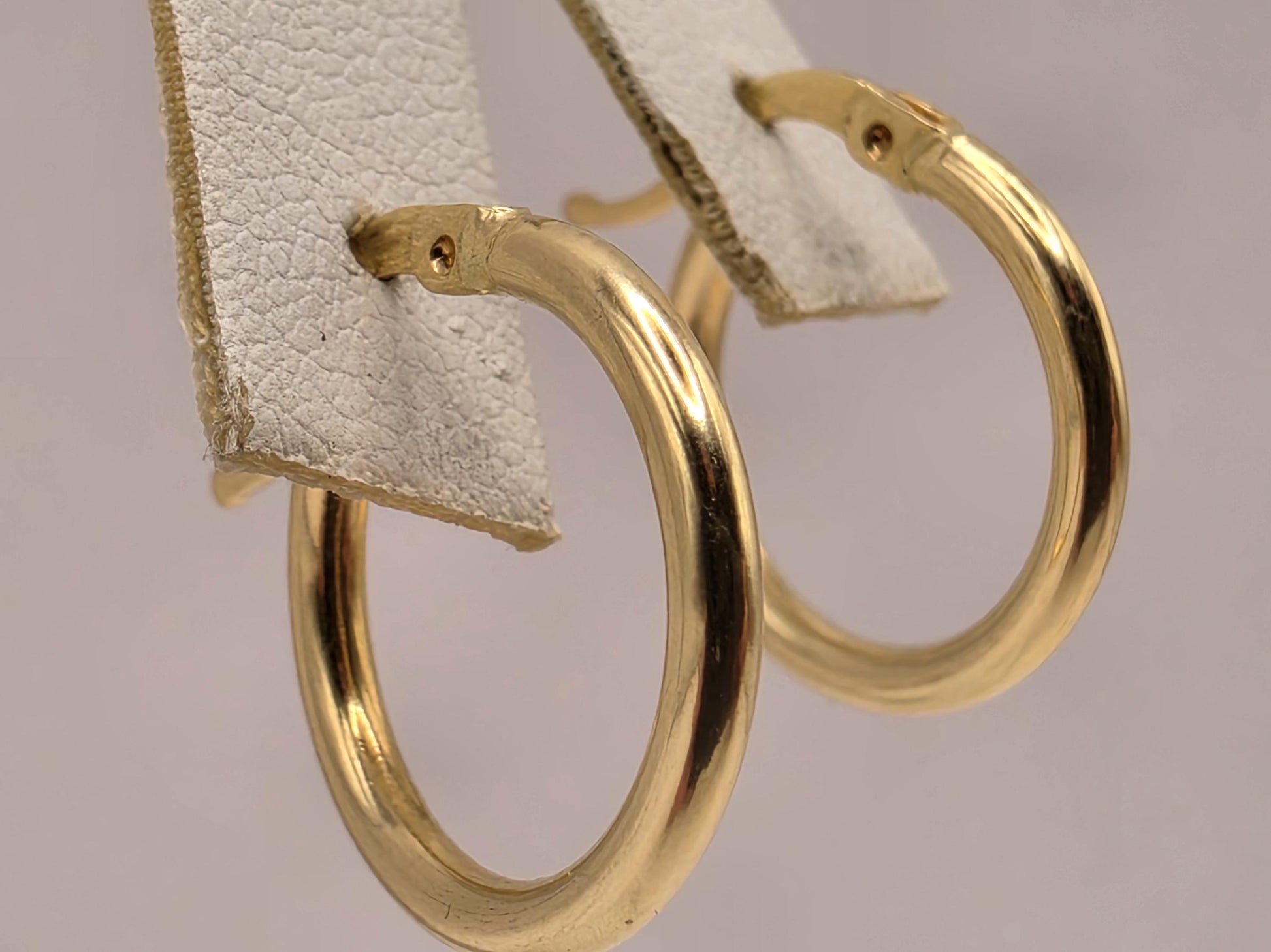 18K Yellow Gold Classic Hoop Earrings 0.625 Inch 1.5g Solid Gold Fine Jewelry Gift for Her