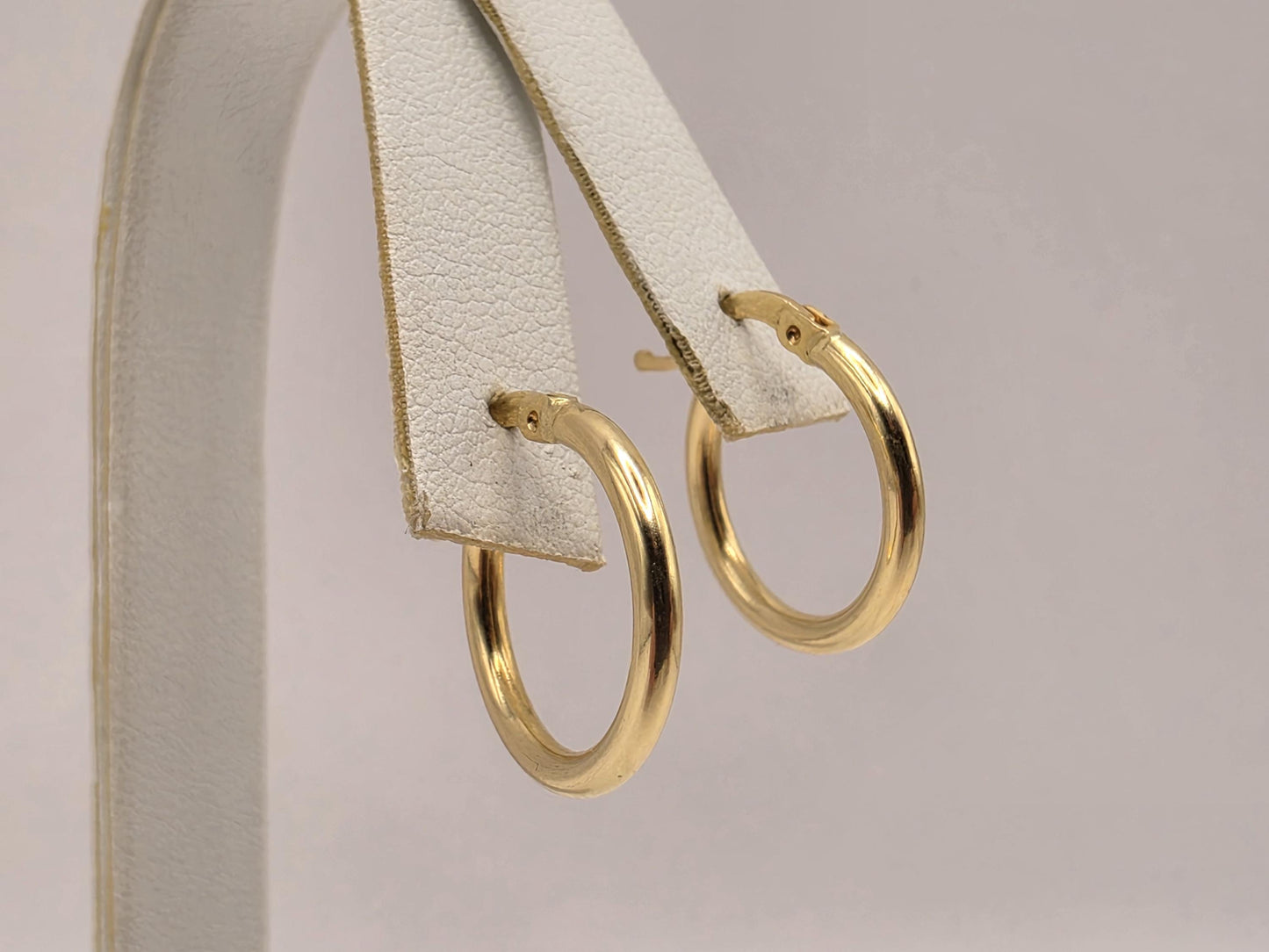 18K Yellow Gold Classic Hoop Earrings 0.625 Inch 1.5g Solid Gold Fine Jewelry Gift for Her