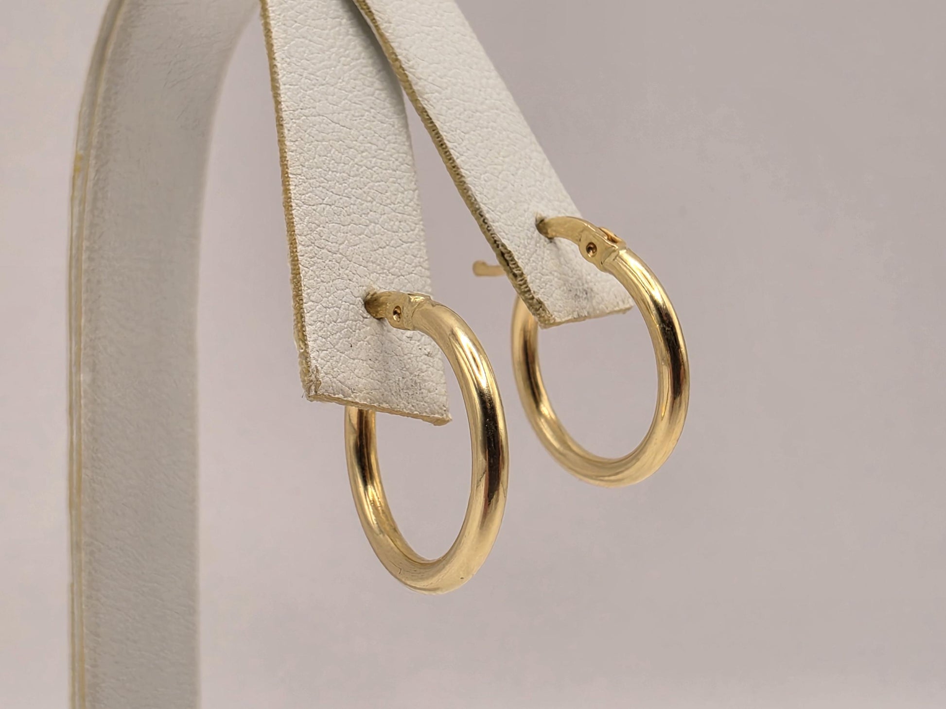 18K Yellow Gold Classic Hoop Earrings 0.625 Inch 1.5g Solid Gold Fine Jewelry Gift for Her