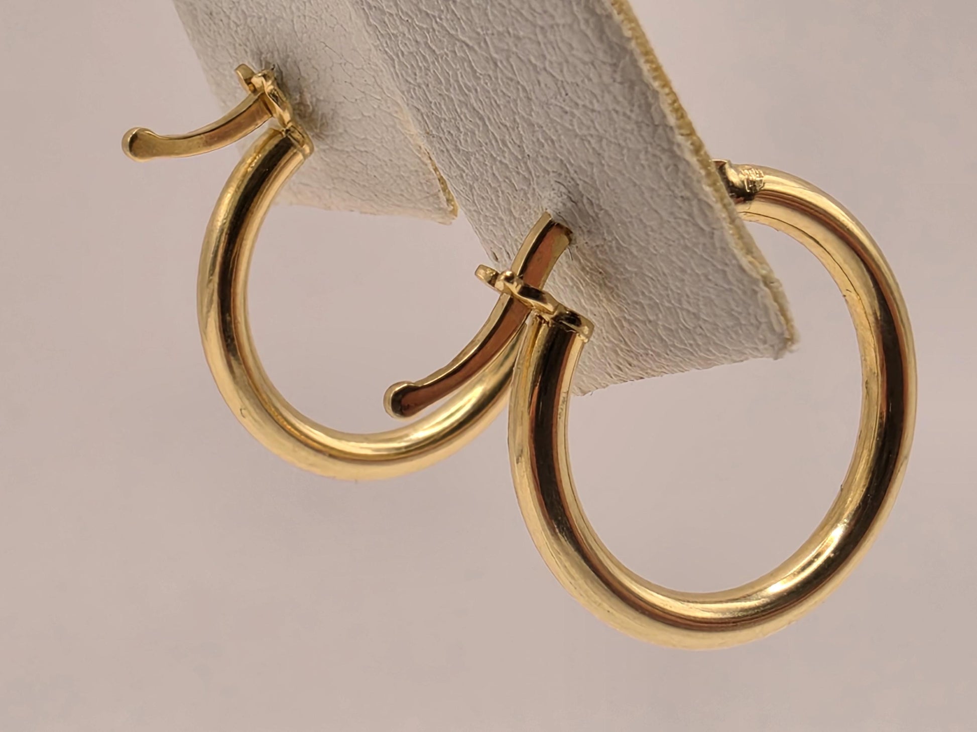 18K Yellow Gold Classic Hoop Earrings 0.625 Inch 1.5g Solid Gold Fine Jewelry Gift for Her