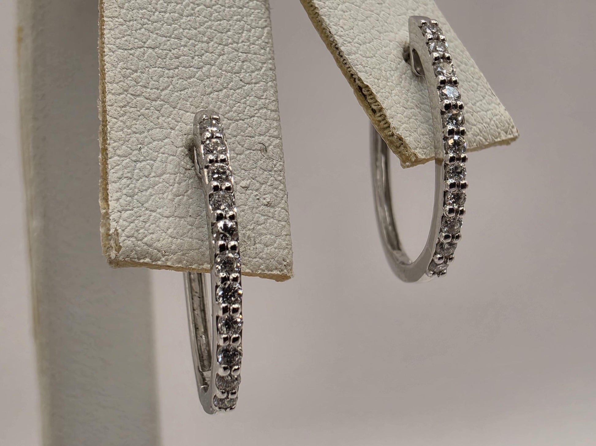 14K White Gold CZ Huggie Hoop Earrings 0.5" 1.4g