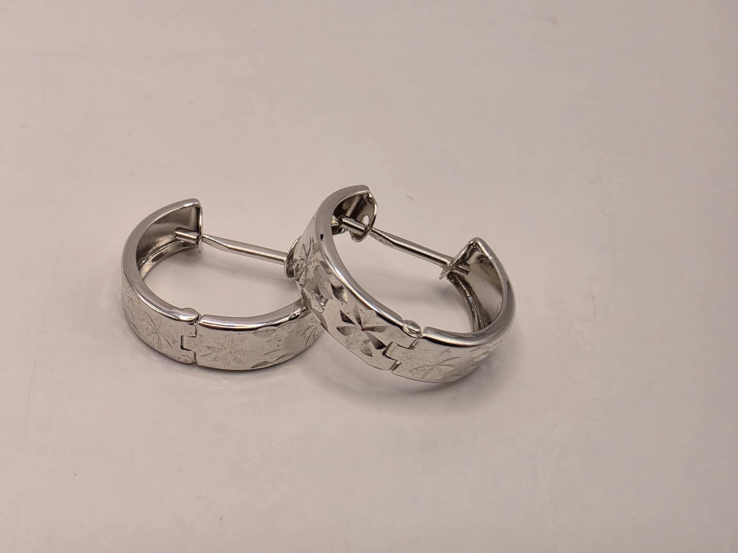 14K White Gold Patterned Huggie Hoop Earrings 0.5" 1.9g