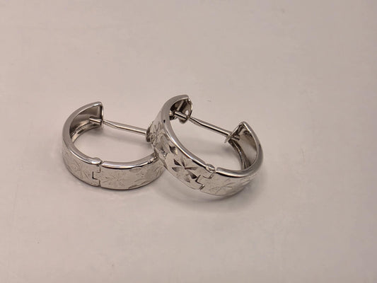 14K White Gold Patterned Huggie Hoop Earrings 0.5" 1.9g