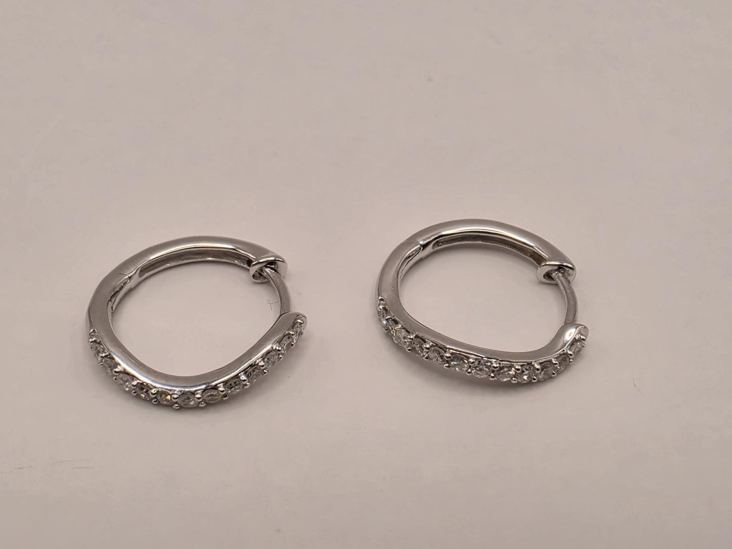 18K White Gold CZ Hoop Earrings 0.5" 1.4g