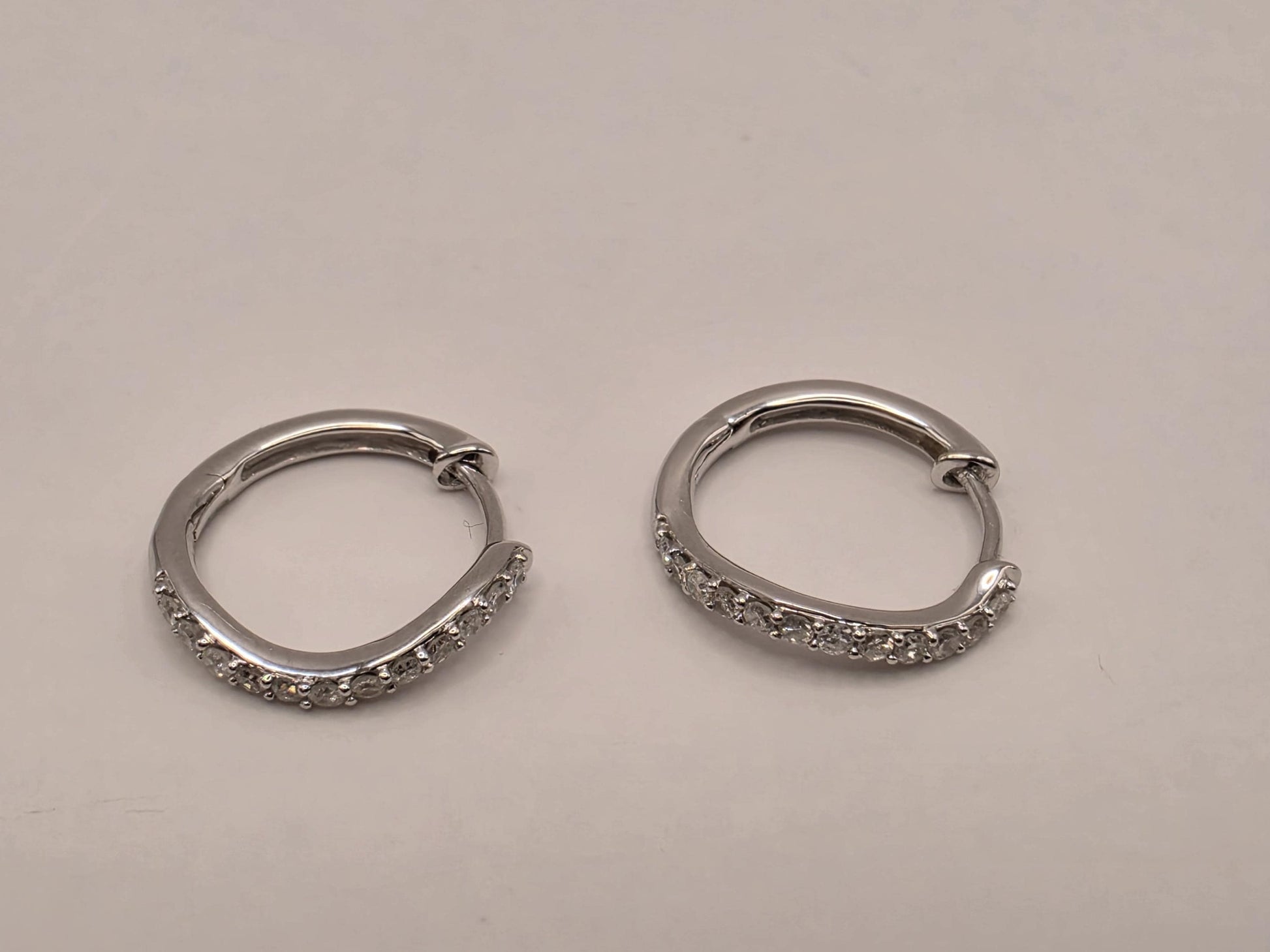 18K White Gold CZ Hoop Earrings 0.5" 1.4g